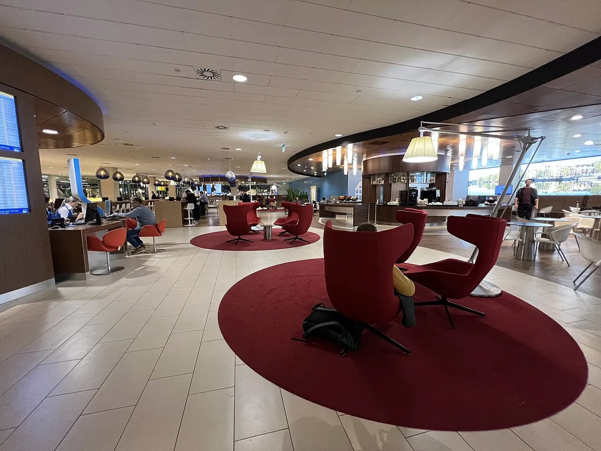 Amsterdam Schiphol: KLM Crown Lounge, Schengen · 2022